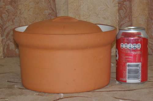A STUNNING ROUND LIDDED TERRACOTTA OVEN/ SERVING BOWL IN EXCELLENT CONDITION