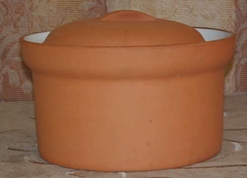 A STUNNING ROUND LIDDED TERRACOTTA OVEN/ SERVING BOWL IN EXCELLENT CONDITION