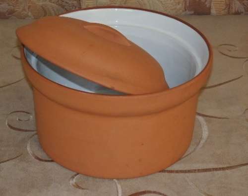 A STUNNING ROUND LIDDED TERRACOTTA OVEN/ SERVING BOWL IN EXCELLENT CONDITION