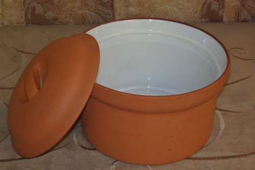 A STUNNING ROUND LIDDED TERRACOTTA OVEN/ SERVING BOWL IN EXCELLENT CONDITION