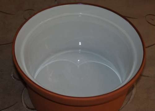 A STUNNING ROUND LIDDED TERRACOTTA OVEN/ SERVING BOWL IN EXCELLENT CONDITION