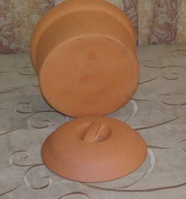A STUNNING ROUND LIDDED TERRACOTTA OVEN/ SERVING BOWL IN EXCELLENT CONDITION