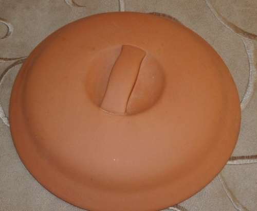 A STUNNING ROUND LIDDED TERRACOTTA OVEN/ SERVING BOWL IN EXCELLENT CONDITION