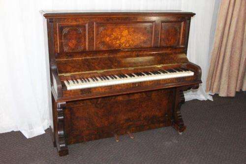 A MAGNIFICENT ANTIQUE WERNAM LONDON WALNUT AND WALNUT BURR UPRIGHT PIANO WITH MARQUETRY DETAILING