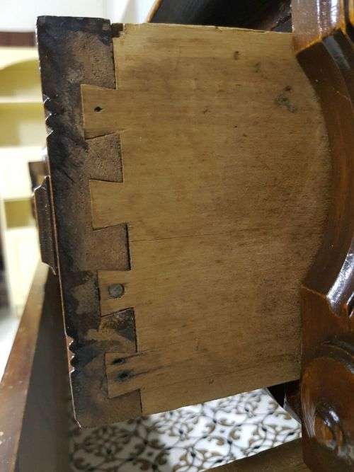AN INCREDIBLE CARVED EDWARDIAN MAHOGANY 5-DRAWER CHEST OF DRAWERS WITH WALNUT PANELLING