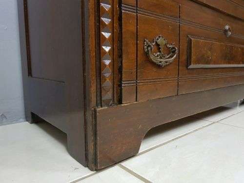 AN INCREDIBLE CARVED EDWARDIAN MAHOGANY 5-DRAWER CHEST OF DRAWERS WITH WALNUT PANELLING
