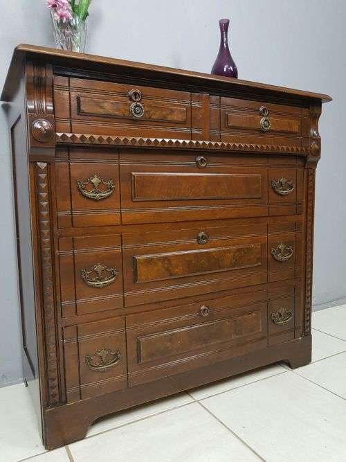 AN INCREDIBLE CARVED EDWARDIAN MAHOGANY 5-DRAWER CHEST OF DRAWERS WITH WALNUT PANELLING