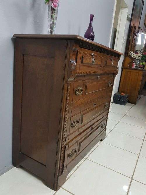 AN INCREDIBLE CARVED EDWARDIAN MAHOGANY 5-DRAWER CHEST OF DRAWERS WITH WALNUT PANELLING