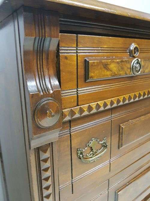 AN INCREDIBLE CARVED EDWARDIAN MAHOGANY 5-DRAWER CHEST OF DRAWERS WITH WALNUT PANELLING