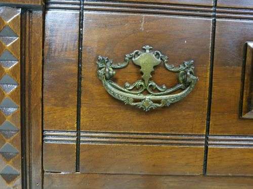 AN INCREDIBLE CARVED EDWARDIAN MAHOGANY 5-DRAWER CHEST OF DRAWERS WITH WALNUT PANELLING