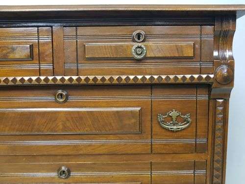 AN INCREDIBLE CARVED EDWARDIAN MAHOGANY 5-DRAWER CHEST OF DRAWERS WITH WALNUT PANELLING