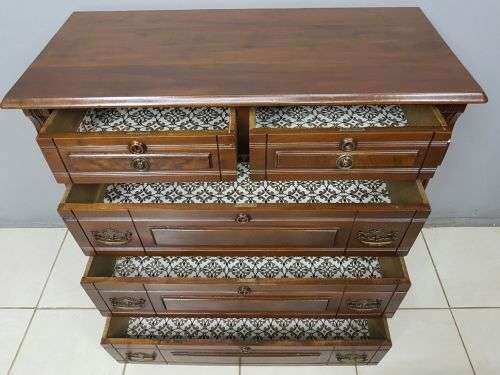 AN INCREDIBLE CARVED EDWARDIAN MAHOGANY 5-DRAWER CHEST OF DRAWERS WITH WALNUT PANELLING