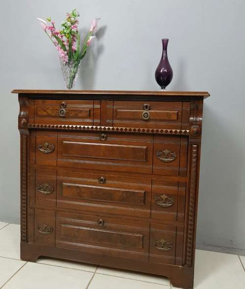 AN INCREDIBLE CARVED EDWARDIAN MAHOGANY 5-DRAWER CHEST OF DRAWERS WITH WALNUT PANELLING