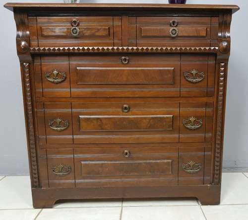 AN INCREDIBLE CARVED EDWARDIAN MAHOGANY 5-DRAWER CHEST OF DRAWERS WITH WALNUT PANELLING