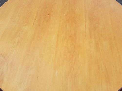 A FANTASTIC LARGE ROUND YELLOW WOOD AND IMBUIA DINING ROOM TABLE WITH A STURDY CENTRED LEG