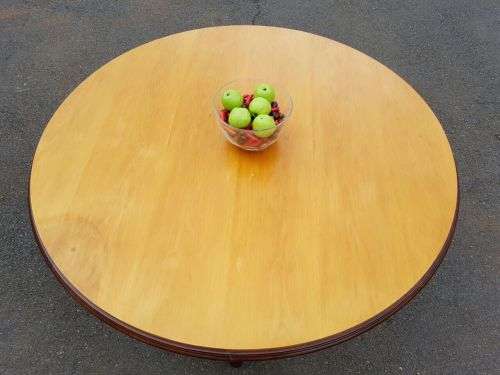 A FANTASTIC LARGE ROUND YELLOW WOOD AND IMBUIA DINING ROOM TABLE WITH A STURDY CENTRED LEG