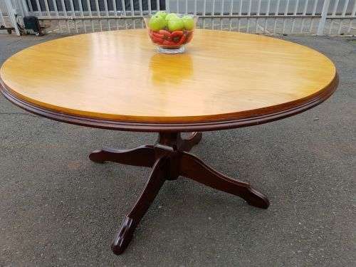 A FANTASTIC LARGE ROUND YELLOW WOOD AND IMBUIA DINING ROOM TABLE WITH A STURDY CENTRED LEG