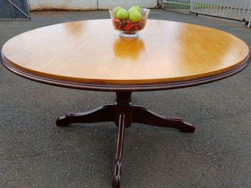 A FANTASTIC LARGE ROUND YELLOW WOOD AND IMBUIA DINING ROOM TABLE WITH A STURDY CENTRED LEG