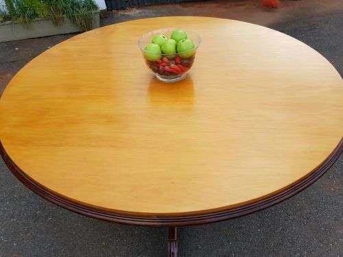 A FANTASTIC LARGE ROUND YELLOW WOOD AND IMBUIA DINING ROOM TABLE WITH A STURDY CENTRED LEG