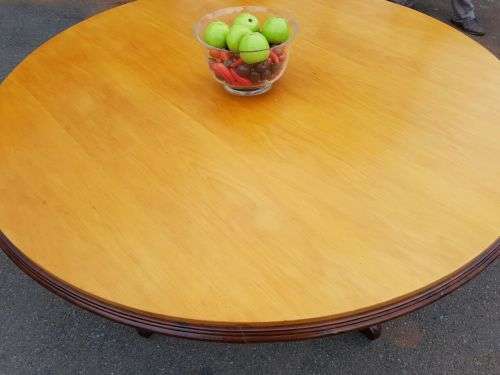 A FANTASTIC LARGE ROUND YELLOW WOOD AND IMBUIA DINING ROOM TABLE WITH A STURDY CENTRED LEG