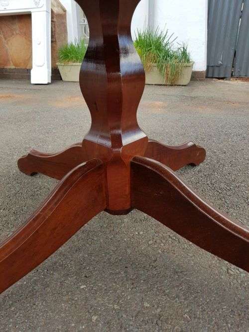 A FANTASTIC LARGE ROUND YELLOW WOOD AND IMBUIA DINING ROOM TABLE WITH A STURDY CENTRED LEG