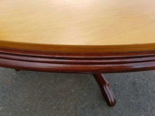 A FANTASTIC LARGE ROUND YELLOW WOOD AND IMBUIA DINING ROOM TABLE WITH A STURDY CENTRED LEG