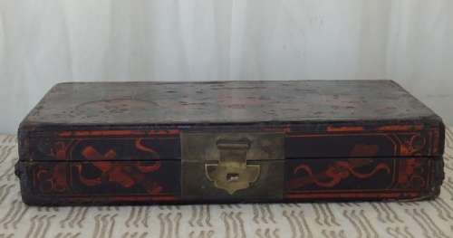 A STUNNING ANTIQUE ORIENTAL LACQUERED TEA STORAGE BOX WITH TRADITIONAL HAND PAINTED DETAILING