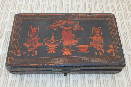 A STUNNING ANTIQUE ORIENTAL LACQUERED TEA STORAGE BOX WITH TRADITIONAL HAND PAINTED DETAILING