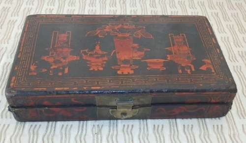 A STUNNING ANTIQUE ORIENTAL LACQUERED TEA STORAGE BOX WITH TRADITIONAL HAND PAINTED DETAILING