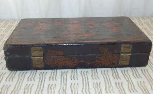 A STUNNING ANTIQUE ORIENTAL LACQUERED TEA STORAGE BOX WITH TRADITIONAL HAND PAINTED DETAILING