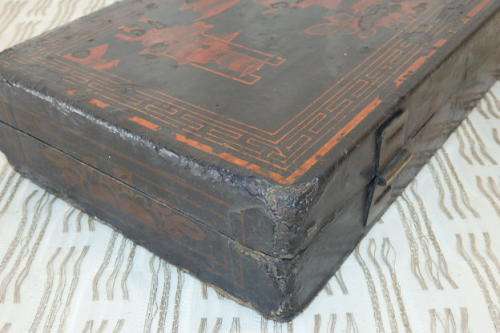 A STUNNING ANTIQUE ORIENTAL LACQUERED TEA STORAGE BOX WITH TRADITIONAL HAND PAINTED DETAILING