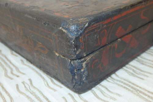A STUNNING ANTIQUE ORIENTAL LACQUERED TEA STORAGE BOX WITH TRADITIONAL HAND PAINTED DETAILING