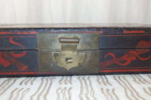 A STUNNING ANTIQUE ORIENTAL LACQUERED TEA STORAGE BOX WITH TRADITIONAL HAND PAINTED DETAILING