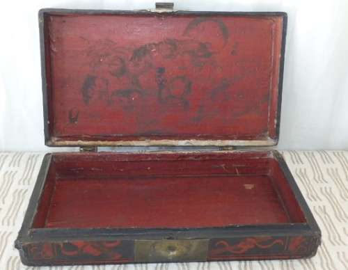 A STUNNING ANTIQUE ORIENTAL LACQUERED TEA STORAGE BOX WITH TRADITIONAL HAND PAINTED DETAILING