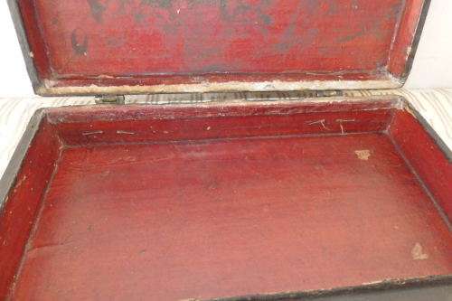 A STUNNING ANTIQUE ORIENTAL LACQUERED TEA STORAGE BOX WITH TRADITIONAL HAND PAINTED DETAILING