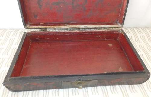 A STUNNING ANTIQUE ORIENTAL LACQUERED TEA STORAGE BOX WITH TRADITIONAL HAND PAINTED DETAILING