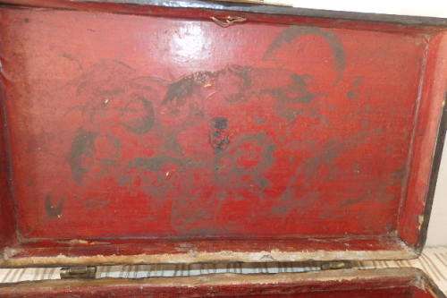 A STUNNING ANTIQUE ORIENTAL LACQUERED TEA STORAGE BOX WITH TRADITIONAL HAND PAINTED DETAILING