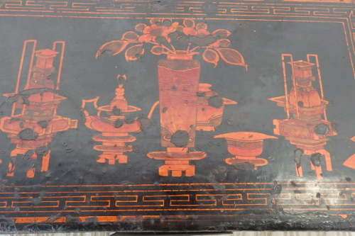 A STUNNING ANTIQUE ORIENTAL LACQUERED TEA STORAGE BOX WITH TRADITIONAL HAND PAINTED DETAILING