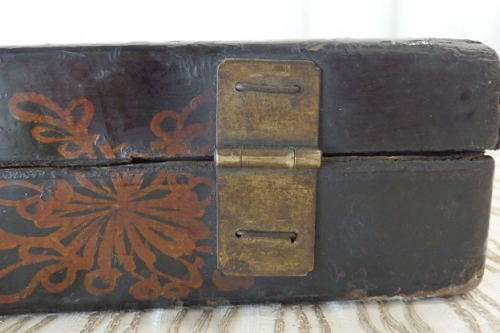 A STUNNING ANTIQUE ORIENTAL LACQUERED TEA STORAGE BOX WITH TRADITIONAL HAND PAINTED DETAILING