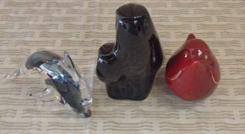 A FANTASTIC ***JOB LOT*** OF THREE ORNAMENTAL FIGURINES INCLUDING A HAND BLOWN GLASS DOLPHIN