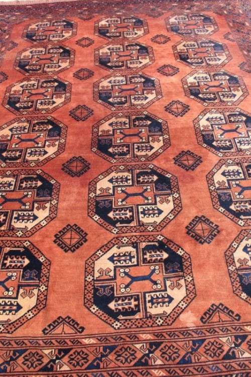 A SUPERB VINTAGE PERSIAN "AFGHAN" CARPET (3.4m x 2.4m) WITH A TRADITIONAL BOKHARA PATTERN & COLOURS