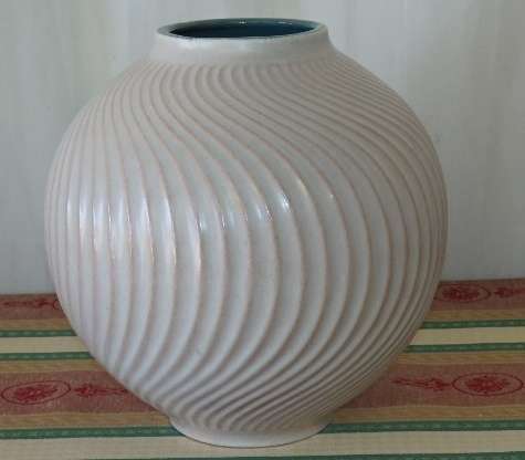 A BEAUTIFUL AUSTRIAN MADE TERRACOTTA VASE WITH STUNNING CONTOUR DETAILING IN STUNNING CONDITION