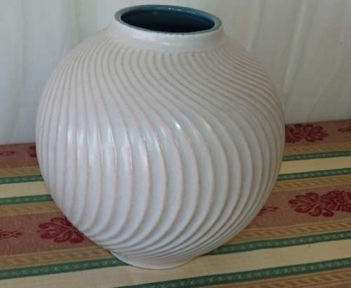 A BEAUTIFUL AUSTRIAN MADE TERRACOTTA VASE WITH STUNNING CONTOUR DETAILING IN STUNNING CONDITION