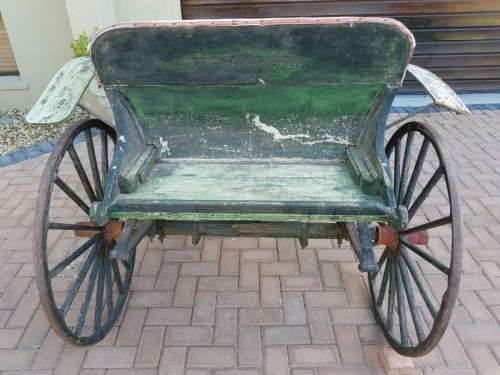A SPECTACULAR ANTIQUE HORSE-DRAWN CARRIAGE BUGGY - PERFECT FOR RESTORATION FOR WEDDINGS OR RIDES