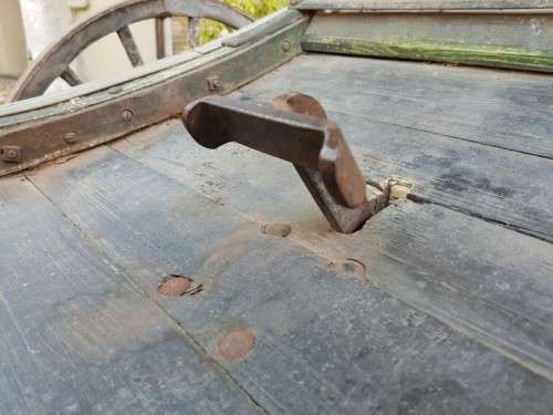 A SPECTACULAR ANTIQUE HORSE-DRAWN CARRIAGE BUGGY - PERFECT FOR RESTORATION FOR WEDDINGS OR RIDES