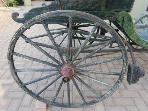 A SPECTACULAR ANTIQUE HORSE-DRAWN CARRIAGE BUGGY - PERFECT FOR RESTORATION FOR WEDDINGS OR RIDES