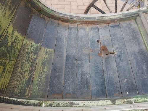 A SPECTACULAR ANTIQUE HORSE-DRAWN CARRIAGE BUGGY - PERFECT FOR RESTORATION FOR WEDDINGS OR RIDES