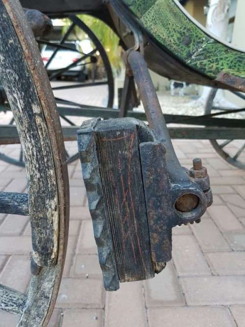 A SPECTACULAR ANTIQUE HORSE-DRAWN CARRIAGE BUGGY - PERFECT FOR RESTORATION FOR WEDDINGS OR RIDES