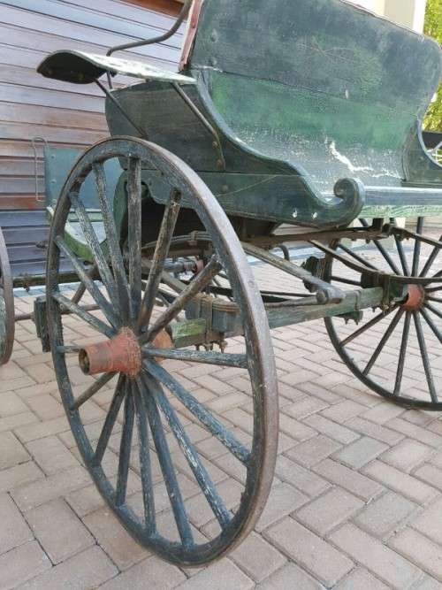 A SPECTACULAR ANTIQUE HORSE-DRAWN CARRIAGE BUGGY - PERFECT FOR RESTORATION FOR WEDDINGS OR RIDES