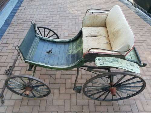 A SPECTACULAR ANTIQUE HORSE-DRAWN CARRIAGE BUGGY - PERFECT FOR RESTORATION FOR WEDDINGS OR RIDES